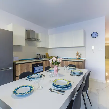 Spacious Brand New Apartment 3 Bdr 2 Bth Balcony * 세인트폴스베이